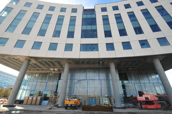Current progress on Des Moines U.S. Courthouse showcasing the front of the building, looking west.
