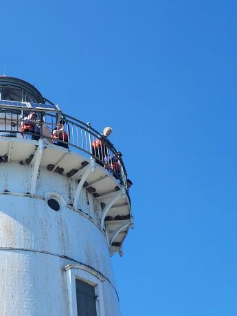 GSA Administrator, Robin Carnahan, peers over the top of  the Cleveland Harbor West Pierhead Lighthouse
